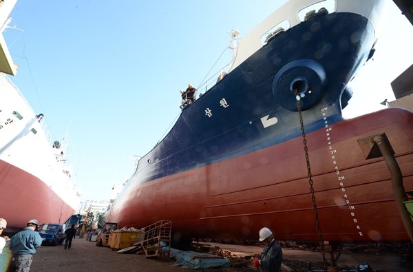 2면-부산 영도수리조선소 작업-국제신문